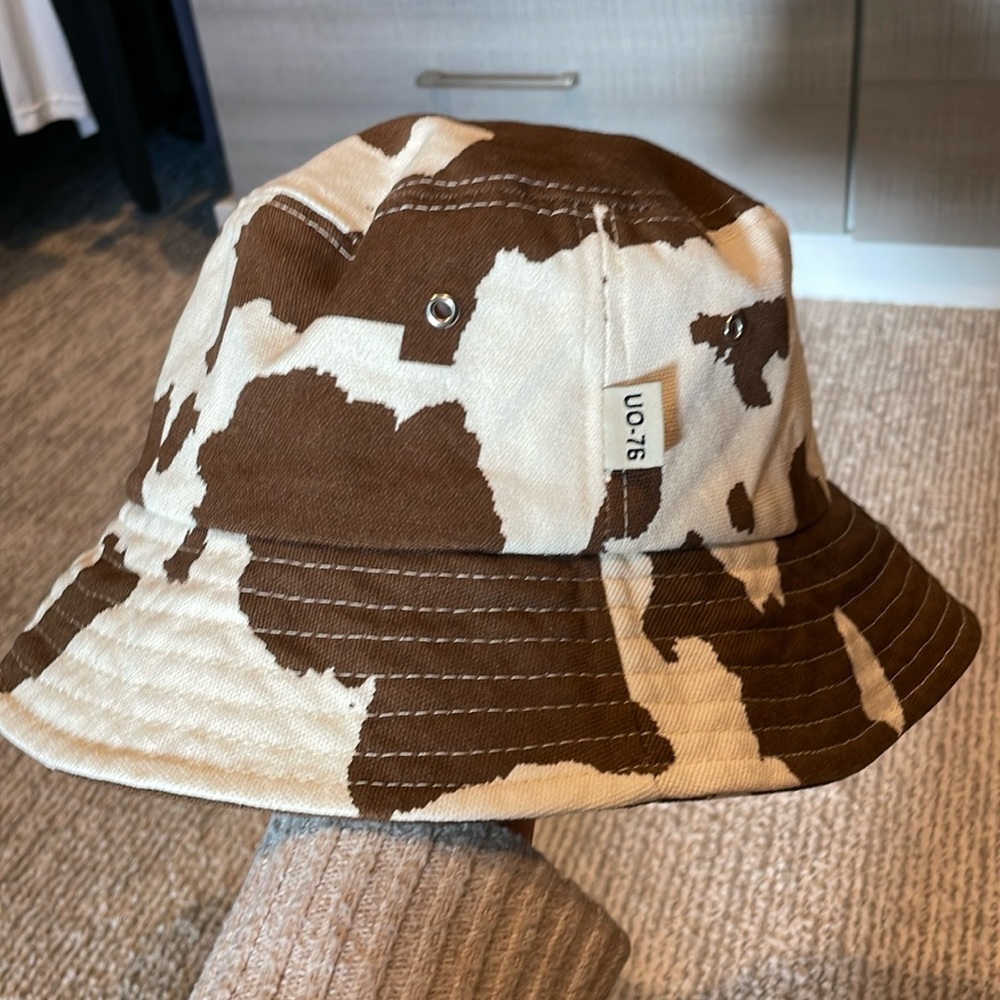 🎀 Urban Outfitters bucket hat